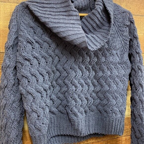 Kendall and Kylie Ultra Soft Sweater Medium - Picture 2 of 3